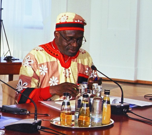 Interkulturelles Treffen im Schloss Bellevue mit Bundespräsident Horst Köhler, Godfrey Tangwa, sitzend am Konferenztisch, 2008.©Privat